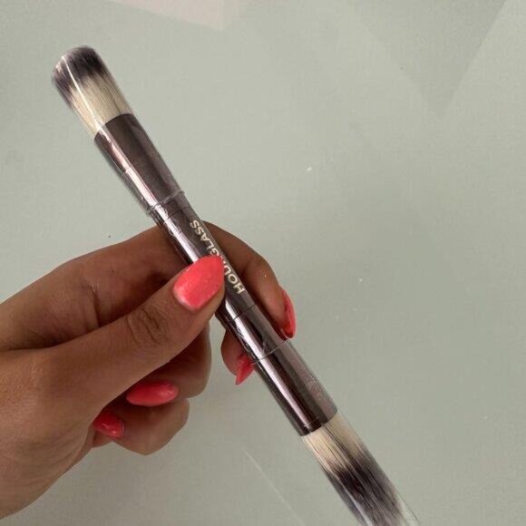 Hourglass No.17 Lighting Edit Vegan Ultra Soft Makeup Brushes - Picture 7 of 9